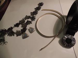 lot 52 image: Jewelry