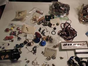 lot 64 image: Jewelry
