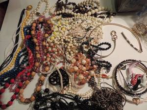 lot 66 image: Jewelry