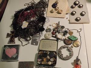 lot 70 image: Jewelry