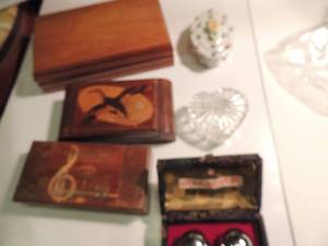 lot 74 image: Jewelry