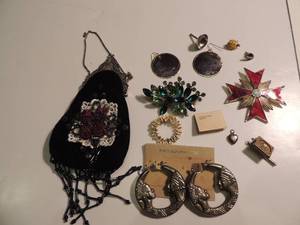 lot 65 image: Jewelry