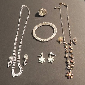 lot 3 image: Jewelry