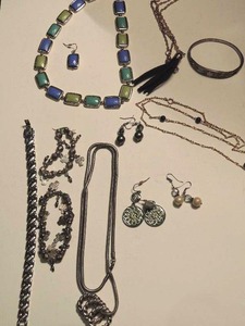 lot 4 image: Jewelry