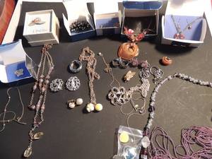 lot 38 image: Jewelry