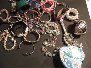 lot 35 image: Jewelry