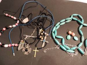 lot 46 image: Jewelry