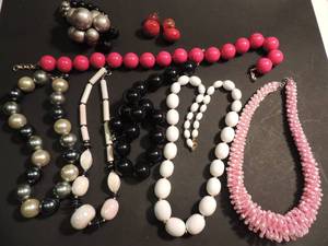 lot 34 image: Jewelry