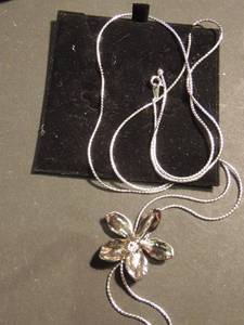 lot 33 image: Jewelry