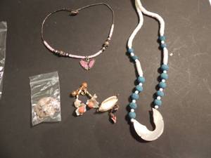 lot 32 image: Jewelry