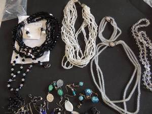 lot 180 image: Jewelry