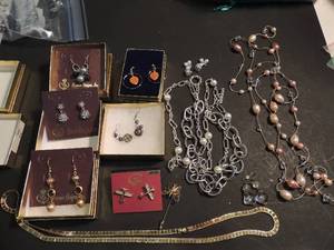 lot 133 image: Jewelry