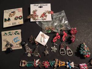 lot 144 image: Jewelry