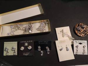 lot 151 image: Jewelry