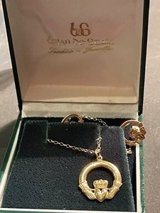 lot 95 image: 9K Gold