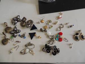 lot 15 image: Jewelry