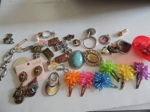 lot 17 image: Jewelry