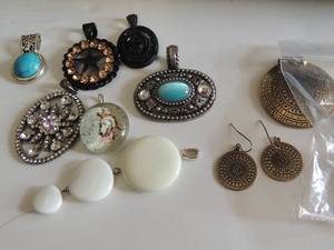 lot 12 image: Jewelry