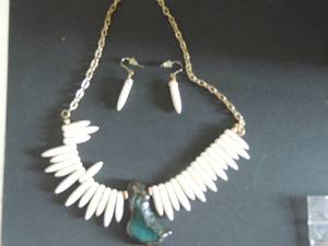 lot 7 image: Jewelry