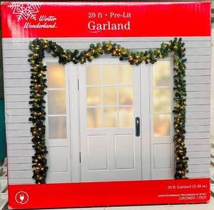 lot 212 image: Winter Wonderland 20ft Prelit Garland