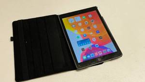 lot 81 image: Apple iPad 5th Gen Space Gray 32GB (works, account is locked, cannot restore to factory, still usable with WiFi)