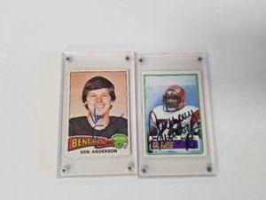 lot 194 image: 1975 Topps Ken Anderson and 1983 Topps Antony Munoz signed cards - Authenticity unknown