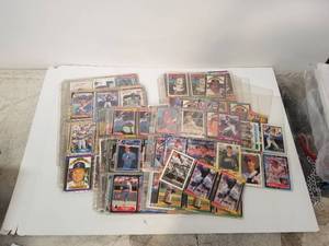 lot 28 image: Generous selection of baseball cards