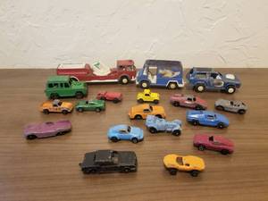 lot 34 image: Selection ot Tootsietoys - cars and trucks