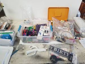 lot 109 image: Selection of sewing items