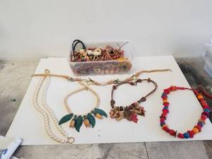 lot 113 image: Selection of costume jewelry