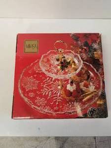 lot 147 image: Mikasa crystal candy tray