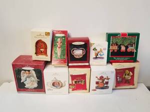 lot 152 image: Selection of Christmas Hallmark ornaments
