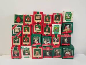 lot 175 image: Selection of Hallmark Christmas ornaments