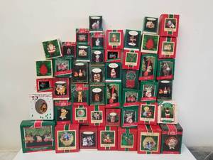 lot 181 image: Selection of Hallmark Christmas ornaments