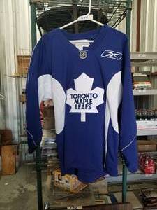 lot 244 image: Toronto Maple Leafs Jerseysweater - adult small
