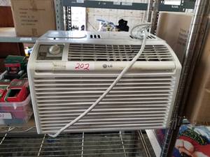 lot 228 image: Window unit AC unit - worked when tested