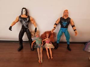 lot 261 image: Selection of Wrestling figures and Barbie dolls