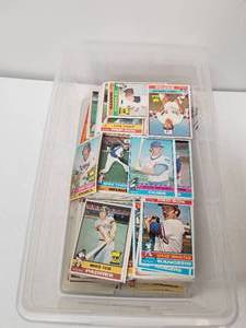 lot 51 image: Selection of Topps 1976 cards