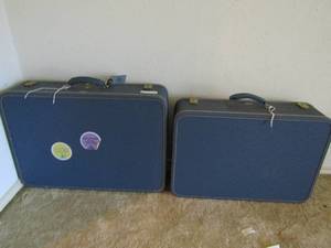 lot 9 image: American Tourister suitcases blue X 2
