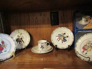 lot 28 image: 4 Svenska Landskapsdrakter saucers, 1 sauce bowl, 1 cup and  7 cup and saucer sets in box