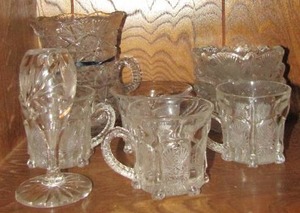 lot 34 image: 4 pressed glass bowls, 4 tropical pressed glass glasses and pitcher