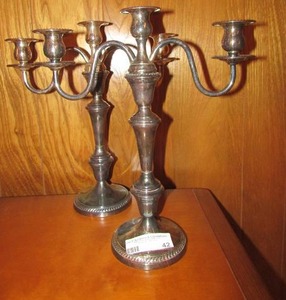 lot 42 image: Centerpiece dcor 14x12  2 silver color candle holders