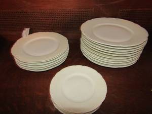 lot 46 image: Theodore Harland dinnerware- 9 plates, 6 saucers, 4 bread plates