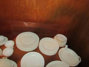 lot 47 image: Theodore Harland dinnerware- Soup serving dish, bread plate, grave boat and plate, 6 plates, 6 salad plates, 6 bread plates, 6 dessert plates