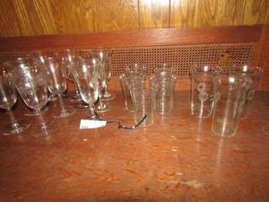 lot 58 image: Lot etched glass - 13 wine, 8 watertea
