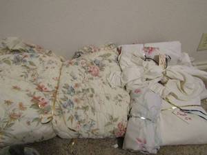 lot 64 image: King size floral spread and off white duvet cover