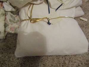 lot 65 image: Mixed lot king and queen flat and fitted sheets