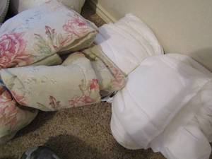 lot 66 image: Queen size mattress cover and floral bedspread