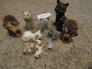 lot 70 image: Cat  S&P shaker and 2 cats laying on wicker chair
