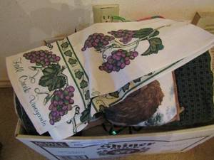 lot 76 image: Box of placemats